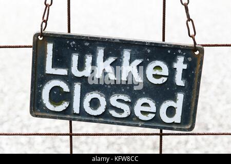 Sign closed in danish and english Stock Photo