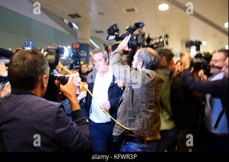 Barcelona, Spain. 31st Oct, 2017. The former Catalan interior minister Joaquim Forn arrives in Barcelona, Spain, 31 October 2017. He has returned from Brussels. Credit: Andrej Sokolow/dpa/Alamy Live News Stock Photo