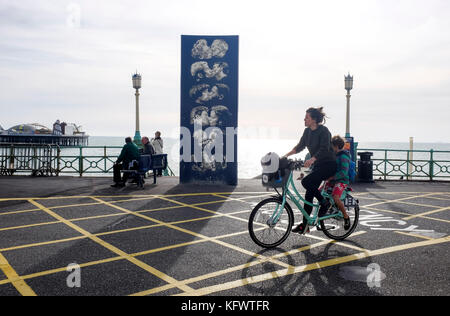 Brighton, UK. 1st November, 2017. Visitors enjoy the sunshine on Brighton seafront in unusually warm Autumn weather today Credit: Simon Dack/Alamy Live News Stock Photo