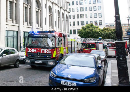 London, UK. 1st Nov, 2017. London Fire Brigade fire appliances, including a dual-purpose ladder (DPL), answer an emergency call regarding smoke inside Charing Cross police station. Credit: Mark Kerrison/Alamy Live News Stock Photo