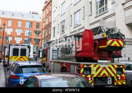 London, UK. 1st Nov, 2017. London Fire Brigade fire appliances, including a dual-purpose ladder (DPL), answer an emergency call regarding smoke inside Charing Cross police station. Credit: Mark Kerrison/Alamy Live News Stock Photo