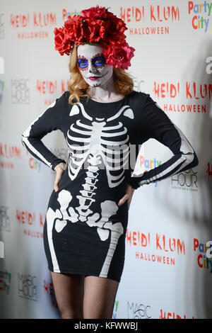 New York, USA. 31st Oct, 2017. Heather Graham attends Heidi Klum's 18th Annual Halloween Party at Magic Hour Rooftop Bar & Lounge on October 31, 2017 in New York City. Credit: Erik Pendzich/Alamy Live News Stock Photo