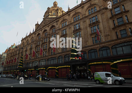 Knightsbridge, UK. 1st Nov, 2017. Harrods famous Christmas window displays are under wraps. The curtains are closed tightly as the store prepares to unveil its partnership with Dolce & Gabbana by creating a festive Italian Market in store from the 2nd November 2017 Credit: Keith Larby/Alamy Live News Stock Photo