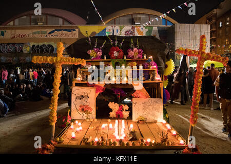 Madrid, Spain. 1st Nov, 2017. Altar decorated with different type of flowers (natural and paper made) and candles set up at El Campo de la Cebada for the Day of the Dead celebration. Credit: Valentin Sama-Rojo/Alamy Live News Stock Photo