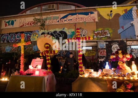Madrid, Spain. 1st Nov, 2017. Altars decorated with candles and flowers during the Day of the Dead at El Campo de la Cebada. Credit: Valentin Sama-Rojo/Alamy Live News Stock Photo