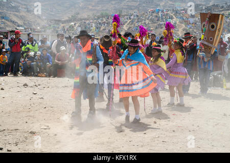 Celebration of All Saints' Day in a Lima Cemetery, Peru / Día de los Muertos en el Cementerio de Villa María del Triunfo, Lima, Peru. Stock Photo