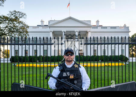 American Secret Service agent armed with a Heckler & Koch MP5 submachine gun standing behind a barricade in front of the White House in Washington, DC