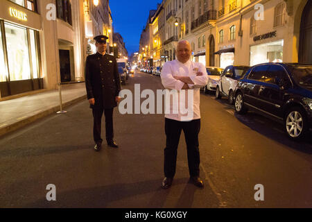 The restaurant 'Sue Mesure' at the Mandarin Oriental in Paris. Cook: Thierry Marx. Thierry Marx in the street at night Stock Photo