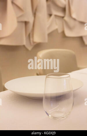 The restaurant 'Sue Mesure' at the Mandarin Oriental in Paris. Cook: Thierry Marx. The dining room Stock Photo