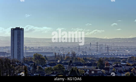 Glasgow, Scotland, UK. 2nd Nov, 2017. UK Weather Sunny frosty crisp weather and the the mist begins to lift over Braehead and the south of the city. Credit Gerard Ferry/Alamy news Stock Photo