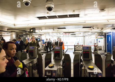 London, UK. 2nd November, 2017. The London Underground station at Bank in the City of London is evacuated due to the sounding of a fire alarm believed to have detected smoke in the platform area. Credit: Mark Kerrison/Alamy Live News Stock Photo