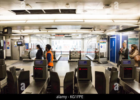 London, UK. 2nd November, 2017. The London Underground station at Bank in the City of London is evacuated due to the sounding of a fire alarm believed to have detected smoke in the platform area. Credit: Mark Kerrison/Alamy Live News Stock Photo