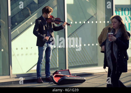 Glasgow, Scotland, UK 2nd November. UK Weather Sunny day in Glasgow and the locals take to the streets. Credit: gerard ferry/Alamy Live News Stock Photo