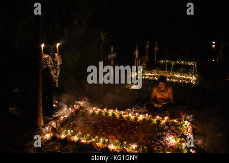 Kolkata, India. 02nd Nov, 2016. A woman sitting beside a grave of her deceased relative and praying during All Souls Day in Kolkata, India Credit: Argha Chowdhury/Alamy Live News Stock Photo