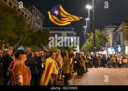 Hospitalet De Llobregat, Catalonia, Spain. 2nd Nov, 2017. Protesters seen displaying the Catalan independence flag as they rally to protest the against the judge's decision.About three hundred people seen protesting in the city of LÂ´Hospitalet de Llobregat (Barcelona) to the decision made by the judge of the national audience Carmen Lamela to send eight members of the Catalan Government to jail. Credit: Ramon Costa/SOPA/ZUMA Wire/Alamy Live News Stock Photo