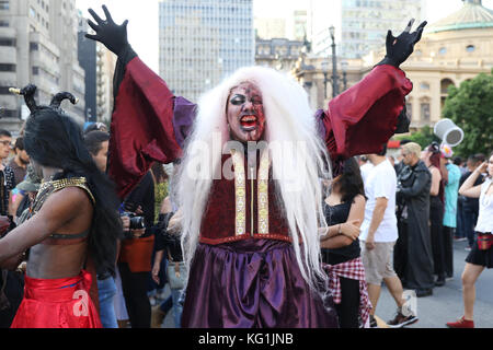 Sao Paulo, Brazil. 02nd Nov, 2017. Hundreds of people participate in a 'zombie' walk through the streets of central São Paulo, this Thursday (02), Dia de Losados. The Zombie Walk has been in the capital of São Paulo since 2006 with many undead, witches, vampires, mummies and killers with chainsaws. (PHOTO: PAULO GUERETA/BRAZIL PHOTO PRESS) Credit: Brazil Photo Press/Alamy Live News Stock Photo