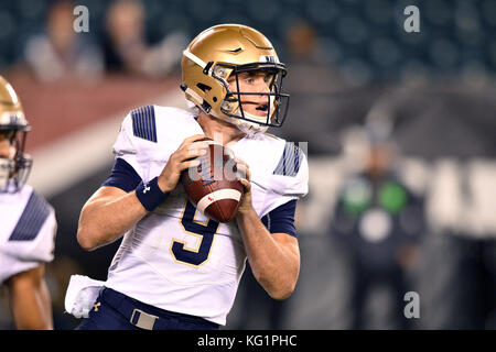 Philadelphia, Pennsylvania, USA. 2nd Nov, 2017. Navy Midshipmen quarterback ZACH ABEY (9) looks to pass during the American Athletic Conference football game being played at Lincoln Financial Field in Philadelphia. Temple beat Navy 34-26. Credit: Ken Inness/ZUMA Wire/Alamy Live News Stock Photo