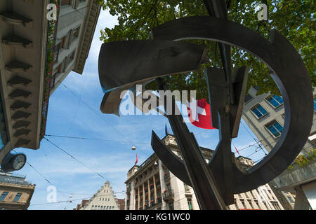 Zürich, Schweiz :  Paradeplatz - Bahnhofstrasse - Skulptur vor der Confiserie Sprüngli  Switzerland Stock Photo