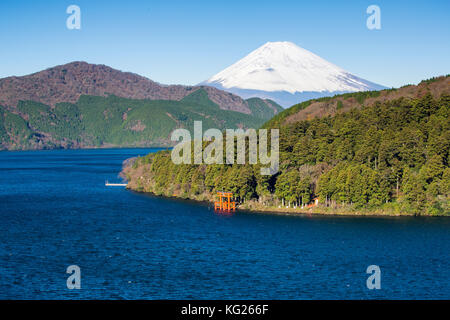 Lake Ashinoko with Mount Fuji behind, Fuji-Hakone-Izu National Park, Hakone, Shizuoka, Honshu, Japan, Asia Stock Photo