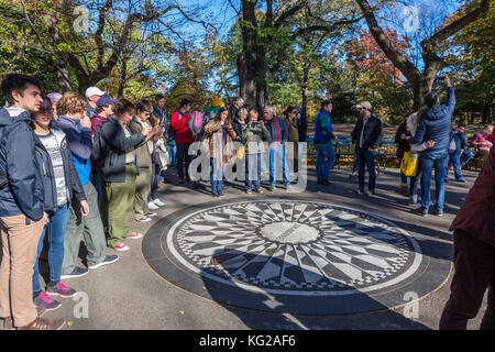 Tourists surrounding the Imagine mosaic at the Strawberry Fields memorial to John Lennon, Central Park, New York City, NY, USA Stock Photo