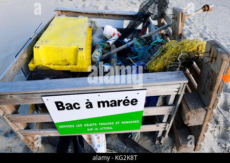 Photo de stock Bac à ordures complet à l'intérieur 2337710555