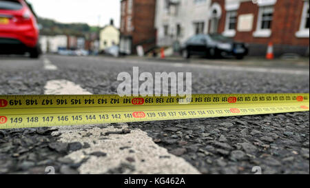 Ashbourne, UK. 3rd November, 2017. Poor town Council planning leaves 1.4M (4ft 7 inch) gap for traffic to drive on the A515 into Ashbourne town centre creating daily congestion chaos Credit: Doug Blane/Alamy Live News Stock Photo