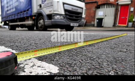 Ashbourne, UK. 3rd November, 2017. Poor town Council planning leaves 1.4M (4ft 7 inch) gap for traffic to drive on the A515 into Ashbourne town centre creating daily congestion chaos Credit: Doug Blane/Alamy Live News  Stock Photo
