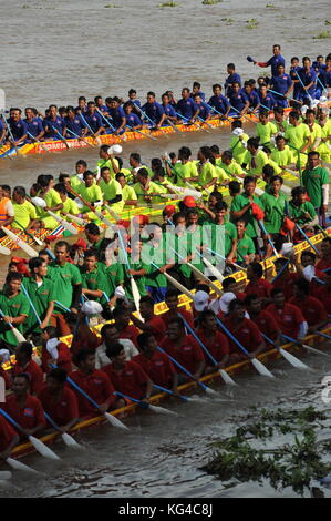 Phnom Penh, Cambodia. 3rd November, 2017. Phnom Penh celebrates Bon Om Touk, The Cambodian Water Festival, w/ dragon boat racing on The Tonle Sap River. credit: Kraig Lieb / Alamy Live News Stock Photo