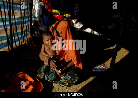 November 3, 2017 - November 03, 2017 Cox's Bazar, Bangladesh ''“ Newly arrived Rohingya refugee woman sit with her children in makeshift tent at Thankhali refugee camp in Cox'sbazar, Bangladesh. According to the UNHCR 607,000 Rohingya refugees have fled from Myanmar Rakhine state violence since 25 August 2017, most trying to cross the border and reach Bangladesh. Credit: K M Asad/ZUMA Wire/Alamy Live News Stock Photo