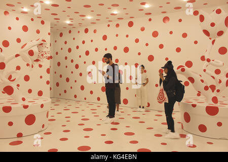 New York, USA. 03rd Nov, 2017. Visitors take a look at the installation 'With All My Love for the Tulips, I Pray Forever' by Japanese artist Yayoi Kusama in the David Zwirner Gallery in New York, US, 03 November 2017. Hundreds of visitors and instagram lovers are exhited about the new exhibition by Kusama in New York. Credit: Stephanie Ott/dpa/Alamy Live News Stock Photo