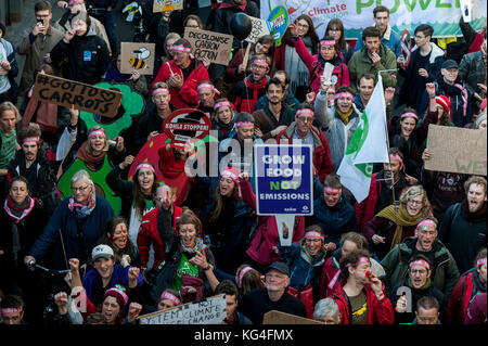 Bonn, Germany. 4th Nov, 2017. The demonstrators seen walking along the street. According to organizers, 25,000 people from around the world demonstrate for climate justice and 100 percent renewable energy in harmony with nature.The 23th United Nations Climate Change Conference, Cop 23, will take place from 06 to 17 November 2017 in Bonn. Credit: Markus Heine/SOPA/ZUMA Wire/Alamy Live News Stock Photo