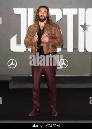 Jason Momoa attends photocall of JUSTICE LEAGUE. London, England, UK (04/11/2017) | usage worldwide Stock Photo