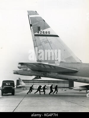 1959- Photo of US Air Force Strategic Air Command (SAC) crews running from their jeeps to board combat-ready aircraft. The SAC was established in March 1946 with a primary mission of Soviet 'deterrence.' Stock Photo