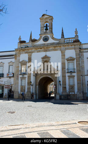 Faro, Arco da Vila, 19. Cent. entry to the Old Town, in a recess over the portal, stands a marble statue of the Saint Thomas Aquinas, landmark of the town Stock Photo