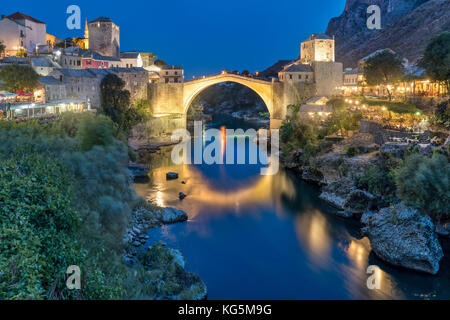 Old Bridge (Stari Most) and Neretva river at dusk, Mostar, Bosnia and Herzegovina Stock Photo