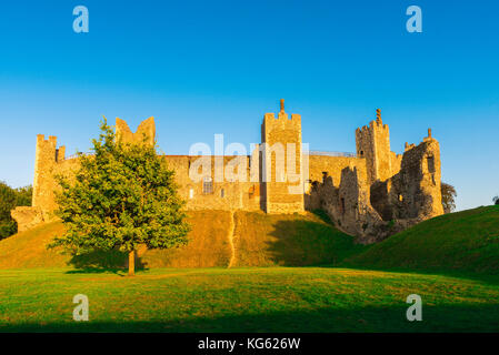 Framlingham Castle Suffolk, view at sunset of the curtain wall of the 12th century castle in Framlingham, Suffolk, UK. Stock Photo