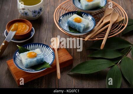 Pulut Tai Tai or Pulut Tekan, the Peranakan Blue and White Glutinous Rice Cake  with Kaya Jam Stock Photo