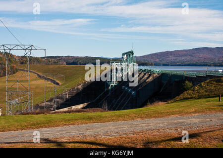 The Samuel C. Moore Dam is one of the largest on the Connecticut River between New Hampshire and Vermont Stock Photo