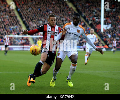 Sheffield United's Billy Sharp (left) and Hull City's Fikayo Tomori battle for the ball during the Sky Bet Championship match at Bramall Lane, Sheffield. Stock Photo