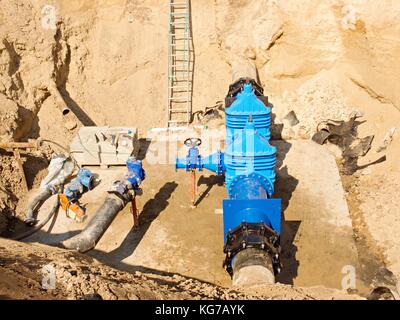 500 mm drink water Gate valve joint with screwed pipe fitting - repairing of main water pipeline underground Stock Photo