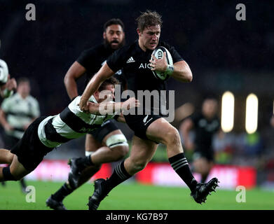 New Zealand's Nathan Harris on his way to scoring a try during the Autumn International match at Twickenham, London. Stock Photo