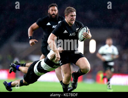 New Zealand's Nathan Harris on his way to scoring a try during the Autumn International match at Twickenham, London. Stock Photo