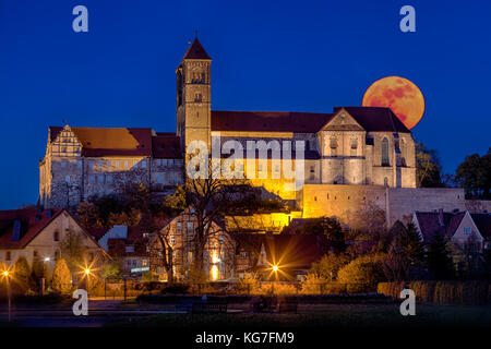 Nachtaufnahme Blick auf das Quedlinburger Schloss Stiftskirche Stock Photo