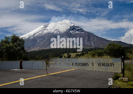 The Popocatépetl volcano, known colloquially as El Popo, from Paso de Cortés. Credit: Karal Pérez / Alamy Stock Photo