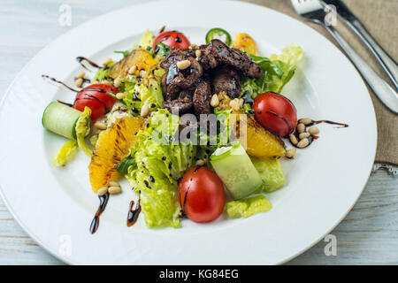 Nam Tok Spicy Beef Salad, Char-broiled tender slices of beef mixed with red onion, green onions, roasted rice, cilantro, chili powder citrus leaves Stock Photo