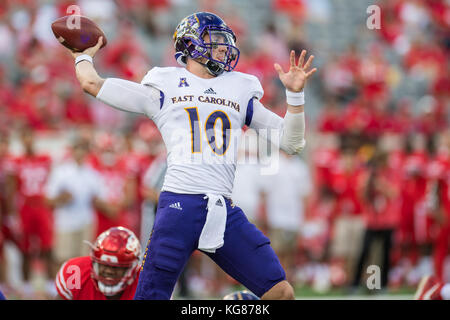 Houston, TX, USA. 4th Nov, 2017. East Carolina Pirates quarterback Thomas Sirk (10) passes during the 1st quarter of an NCAA football game between the East Carolina Pirates and the University of Houston Cougars at TDECU Stadium in Houston, TX. Trask Smith/CSM/Alamy Live News Stock Photo