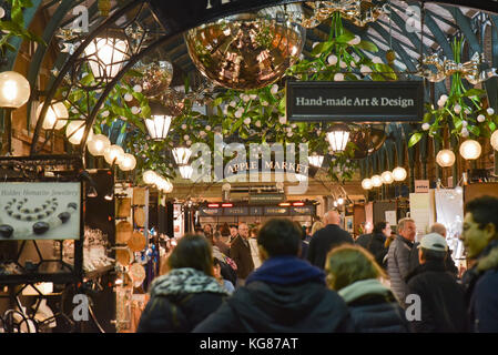 Covent Garden, London, UK. 4th November 2017  The misteltoe Christmas decorations are already up in London's Covent Garden. Credit: Matthew Chattle/Alamy Live News