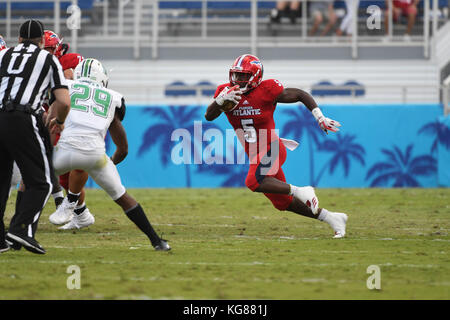 Boca Raton, Florida, USA. 3rd Nov, 2017. Devin Singletary #5 of Florida Atlantic in action during the NCAA football game between the Florida Atlantic Owls and the Marshall Thundering Herd in Boca Raton, Florida. The Owls defeated the Herd 30-25. Credit: csm/Alamy Live News Stock Photo