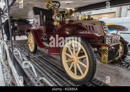 London, UK. 04th Nov, 2017. Vintage cars from a recent Bonhams sale are prepared for transport to Southampton for shipment to their buyers. London, 04 Nov 2017. Credit: Guy Bell/Alamy Live News Stock Photo