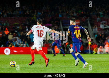 Barcelona, Spain. 04th Nov, 2017. November 4, 2017 - Barcelona, Barcelona, Spain - (10) Messi run to recover the ball against Sevilla's football player (18) Escudero (defensa) during the La Liga match between FC Barcelona and Sevilla CF played at the Camp Nou. The match has finished 2-1, FC Barcelona won. Credit: Joan Gosa Badia/Alamy Live News Stock Photo